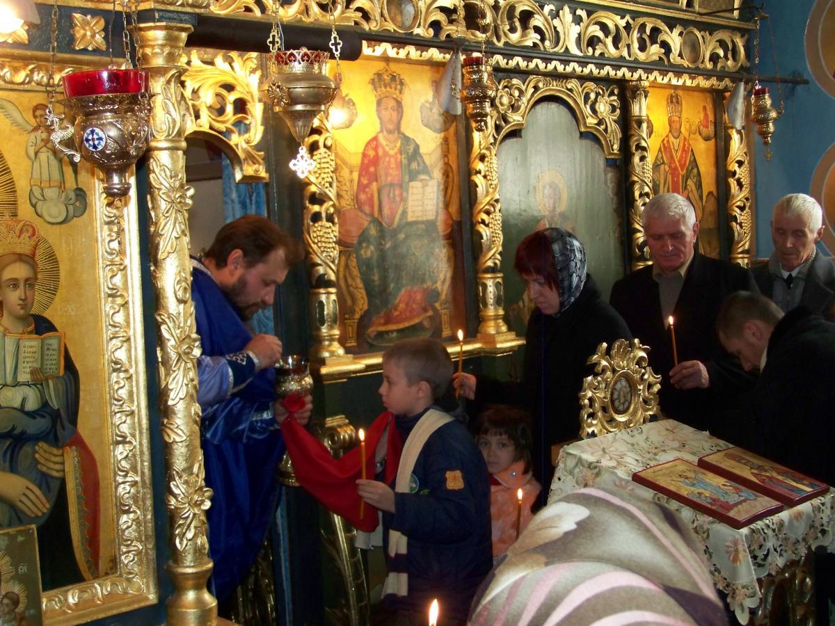 Împărtăşirea enoriaşilor